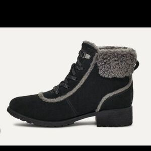 UGG Women’s Bodie Fur Lace Boot size 6.5